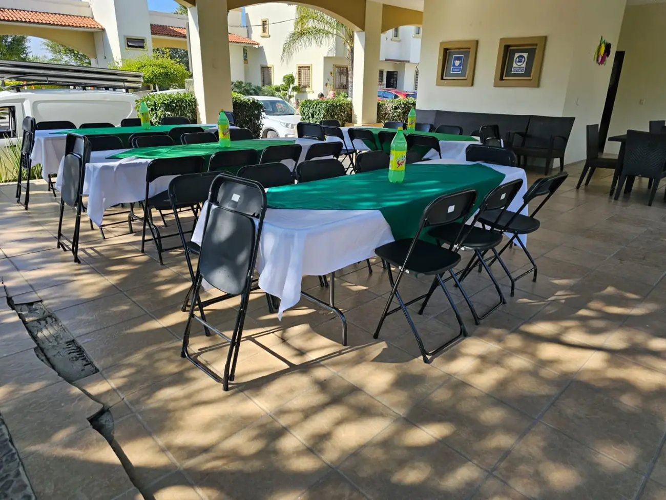 Evento con toldo, mesas infantiles e inflable