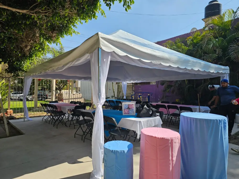 Toldo blanco con cortinas para evento familiar