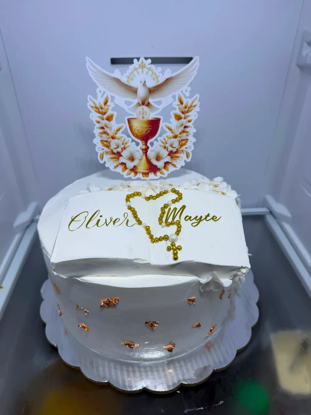 Mesa de postres con pastel y decoración temática